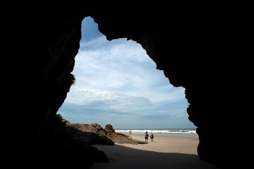 Conheça a gruta mais encantada da Ilha do Mel